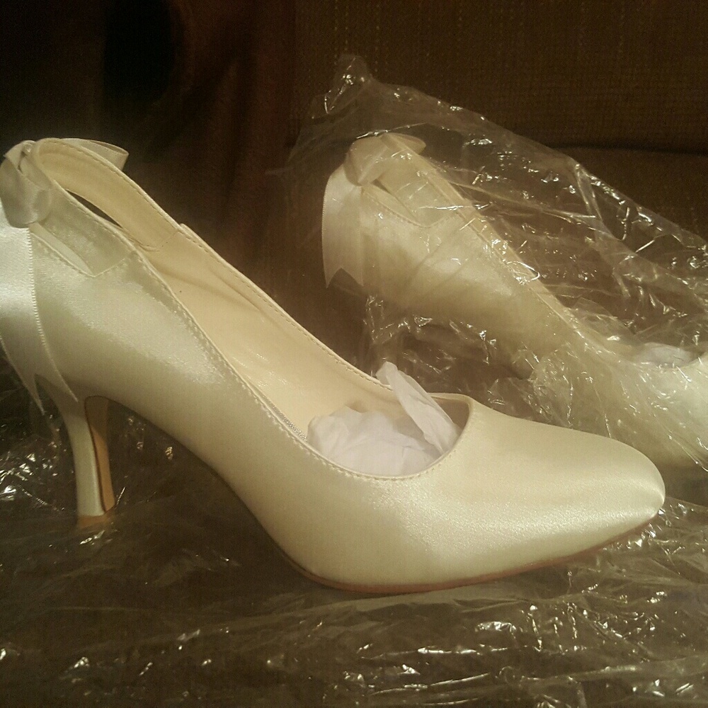 NWOT Ivory Satin Bridal Shoes - size 7.5